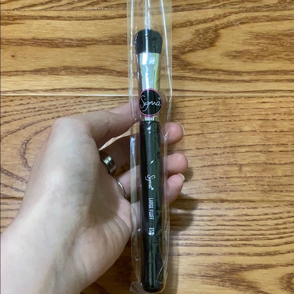 Sigma Large Fluff brush E50 - Picture 2 of 3